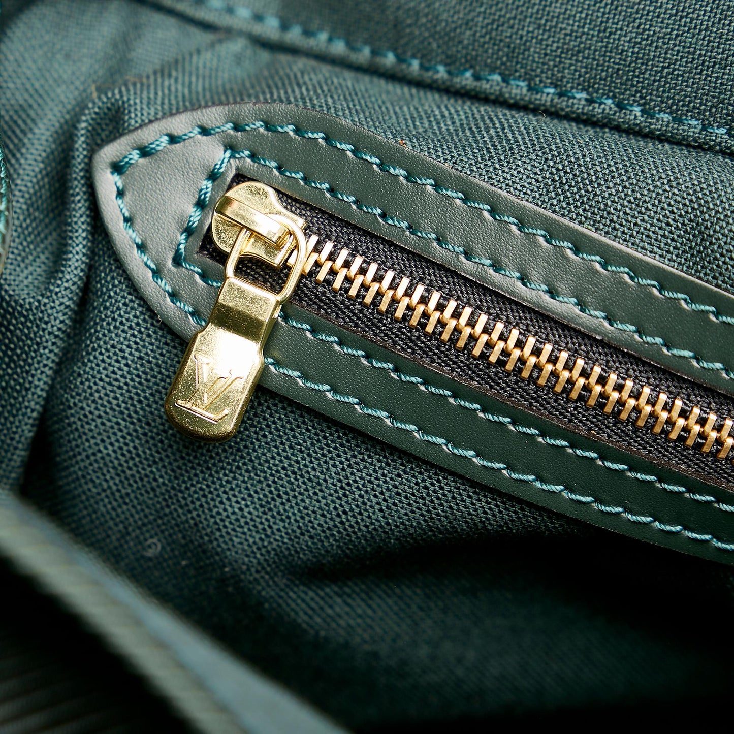 Louis Vuitton Taiga Dersou (SHG-28576)