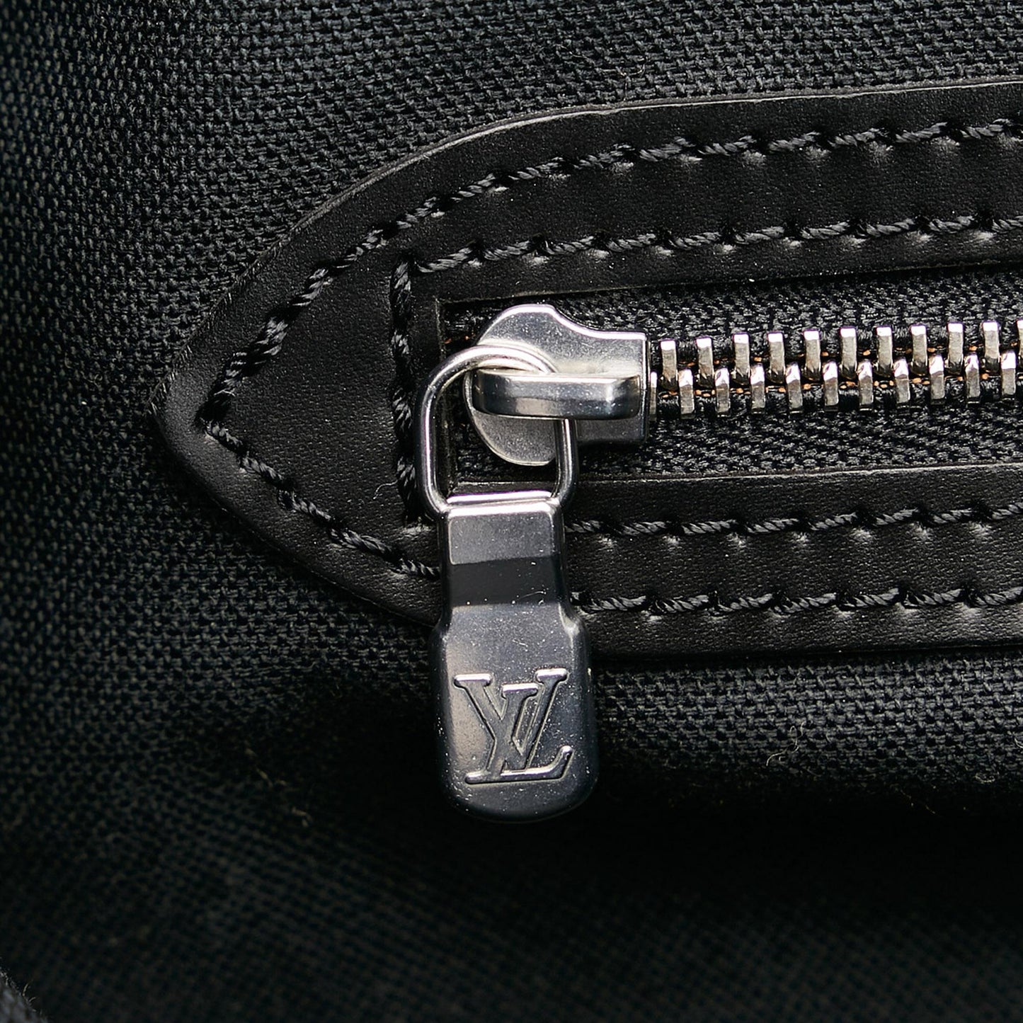 Louis Vuitton Taiga Dersou (SHG-37855)