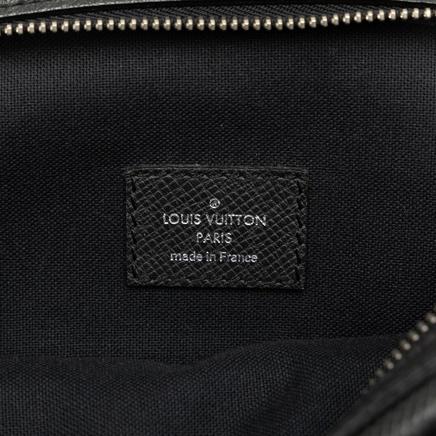 Louis Vuitton Taiga Dimitri (SHG-IIYDM1)