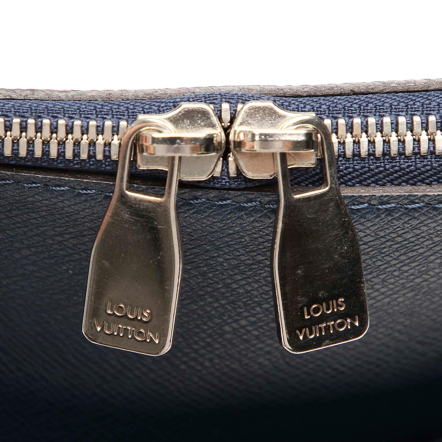 Louis Vuitton Taiga Grigori MM (SHG-37404)