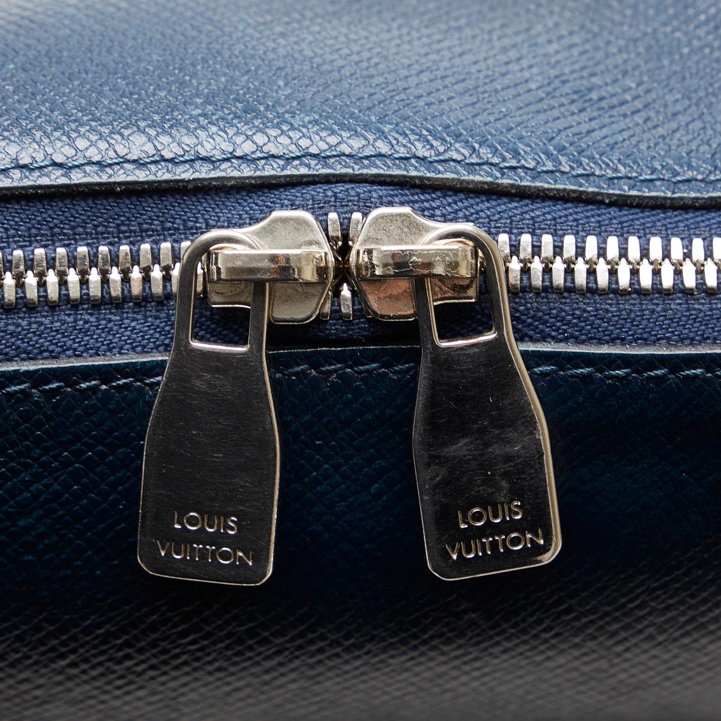 Louis Vuitton Taiga Grigori PM (SHG-cPy5oW)
