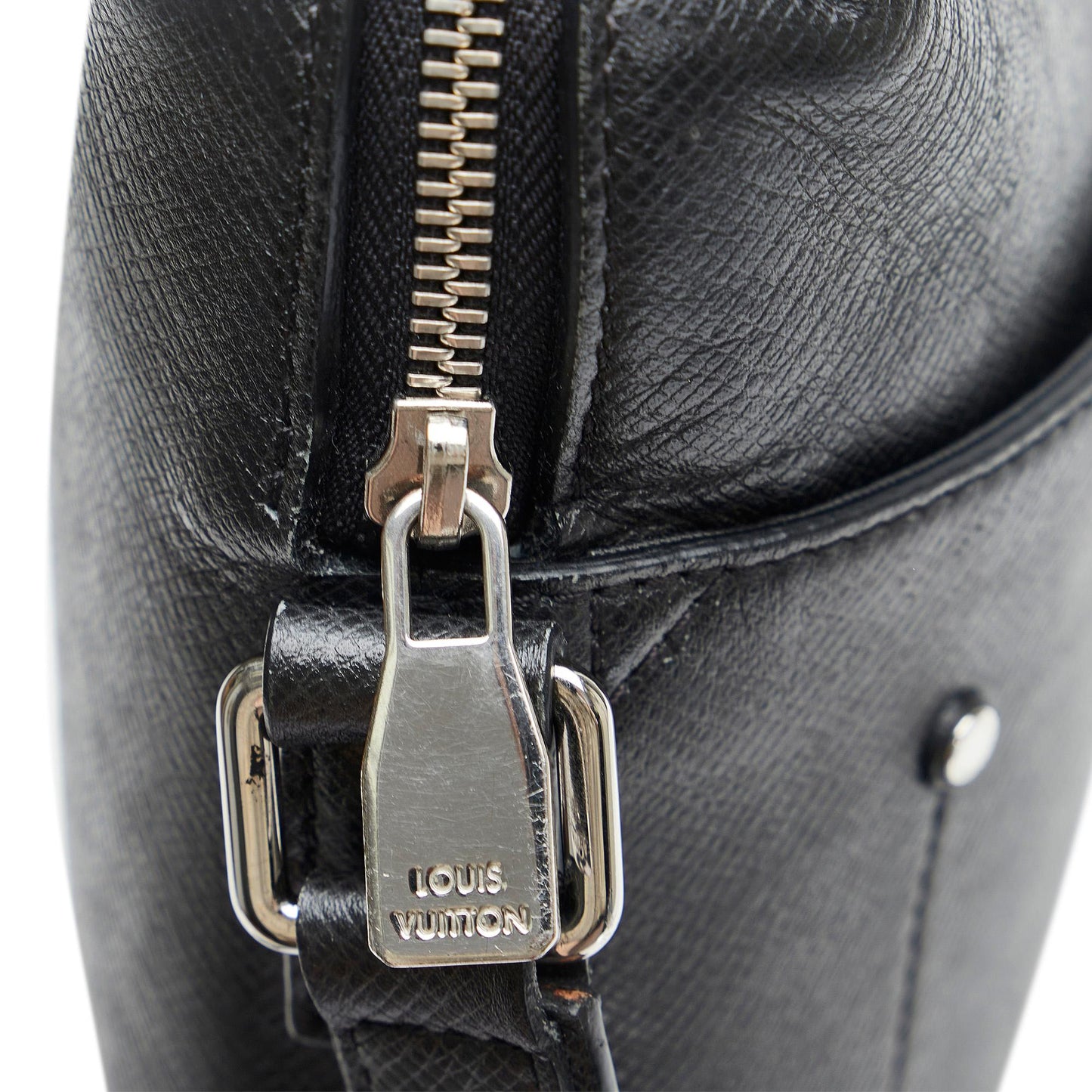 Louis Vuitton Taiga Grigori Pochette (SHG-IVvLdx)