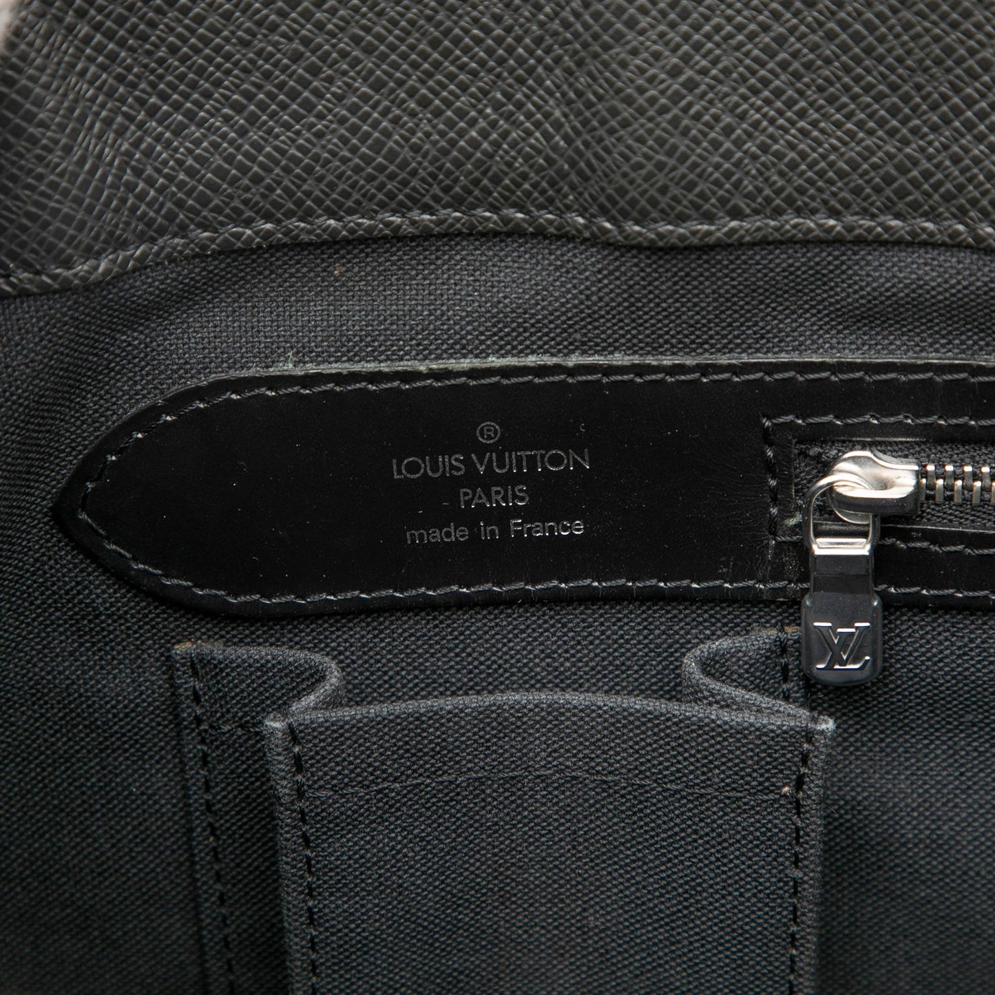 Louis Vuitton Taiga Kasbek GM