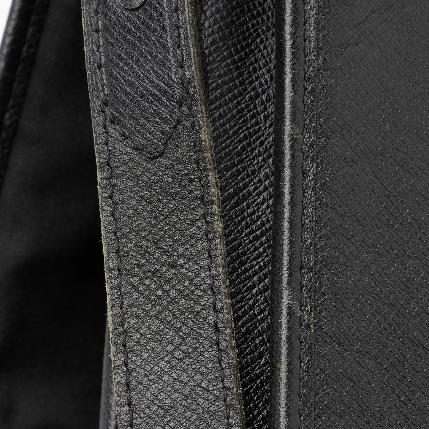 Louis Vuitton Taiga Leather Andrei Messenger Bag (SHF-23822)