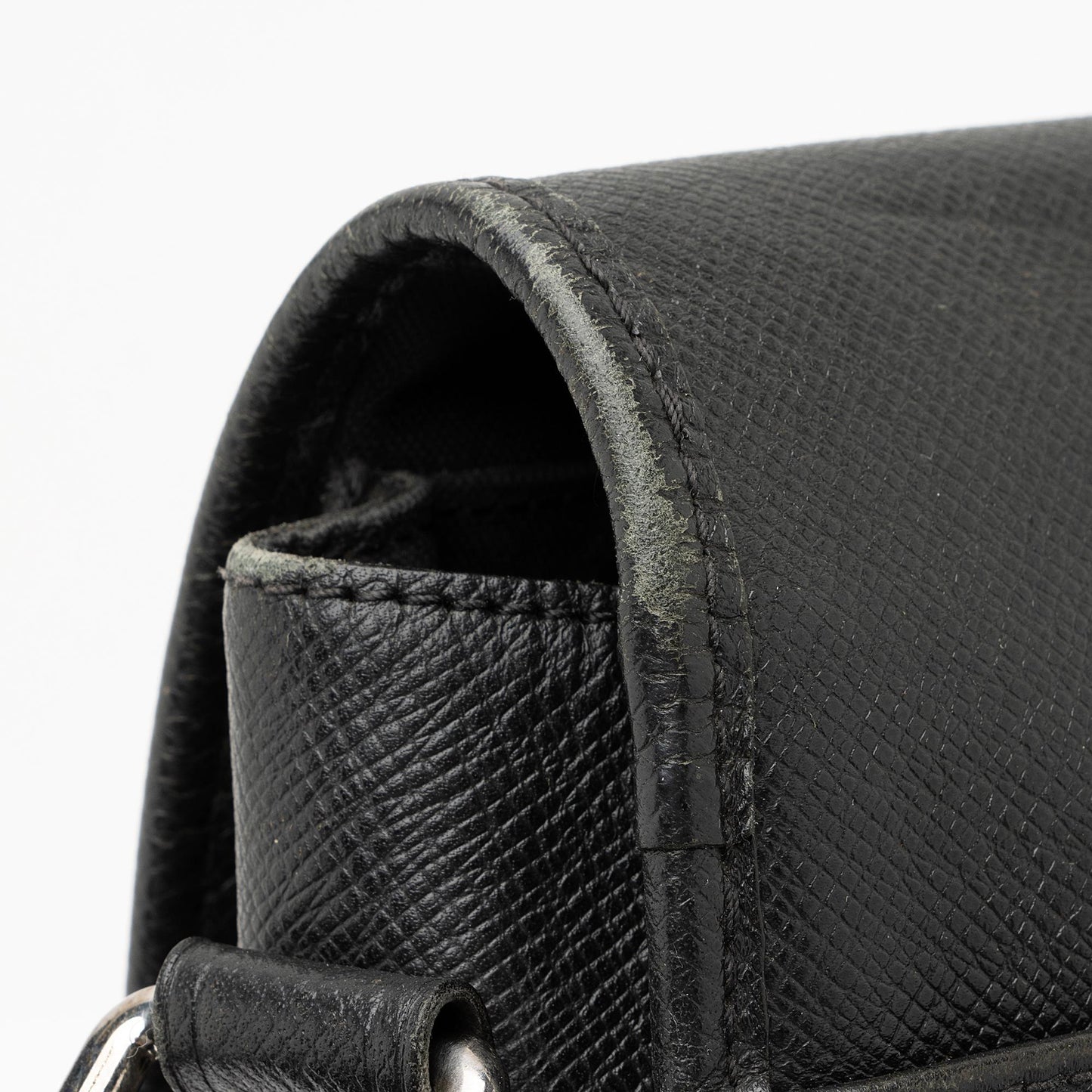 Louis Vuitton Taiga Leather Andrei Messenger Bag (SHF-23822)