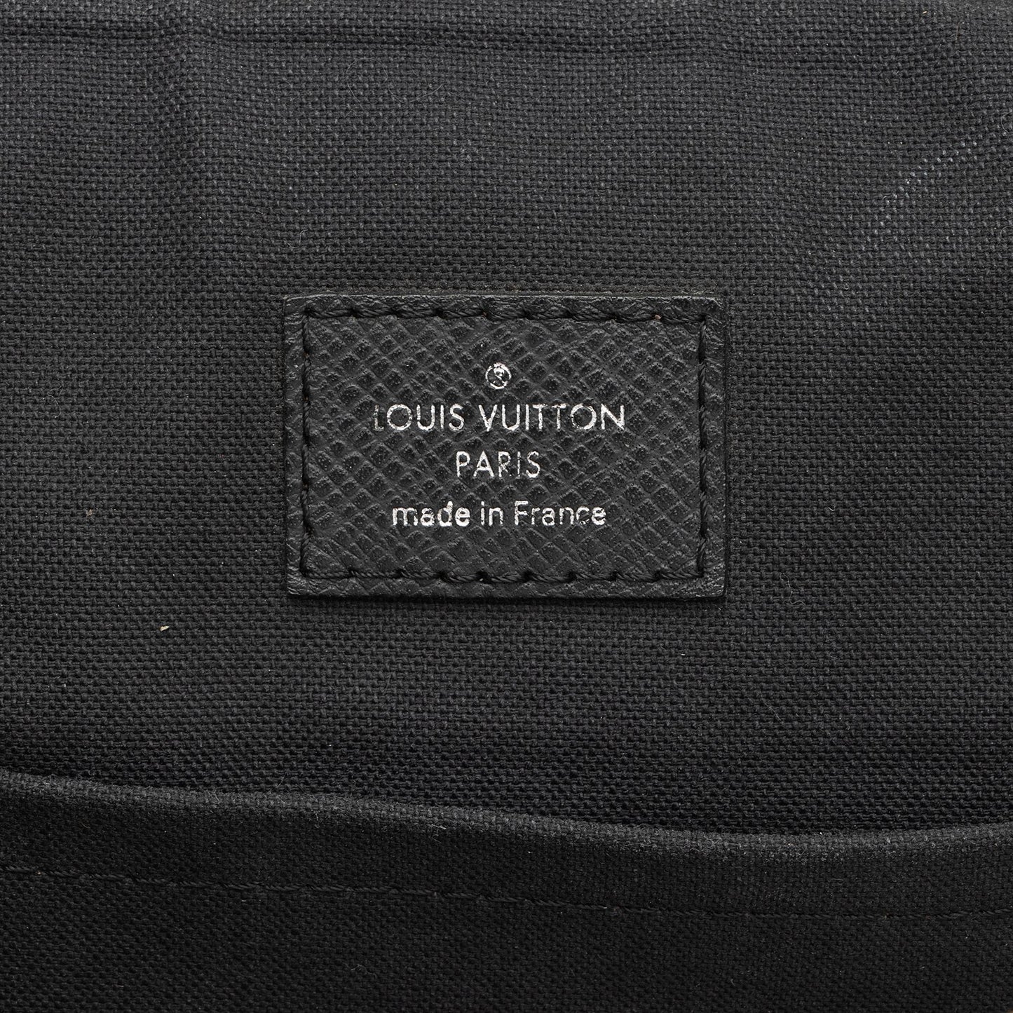 Louis Vuitton Taiga Leather Andrei Messenger Bag (SHF-23822)