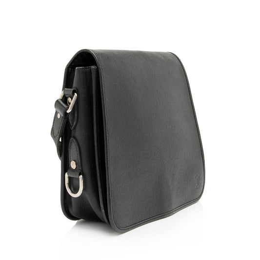 Louis Vuitton Taiga Leather Andrei Messenger Bag (SHF-23822)