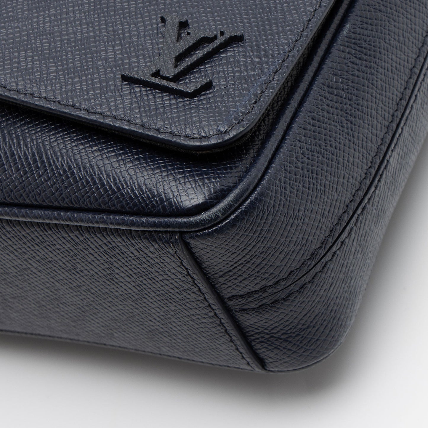 Louis Vuitton Taiga Leather District PM Messenger