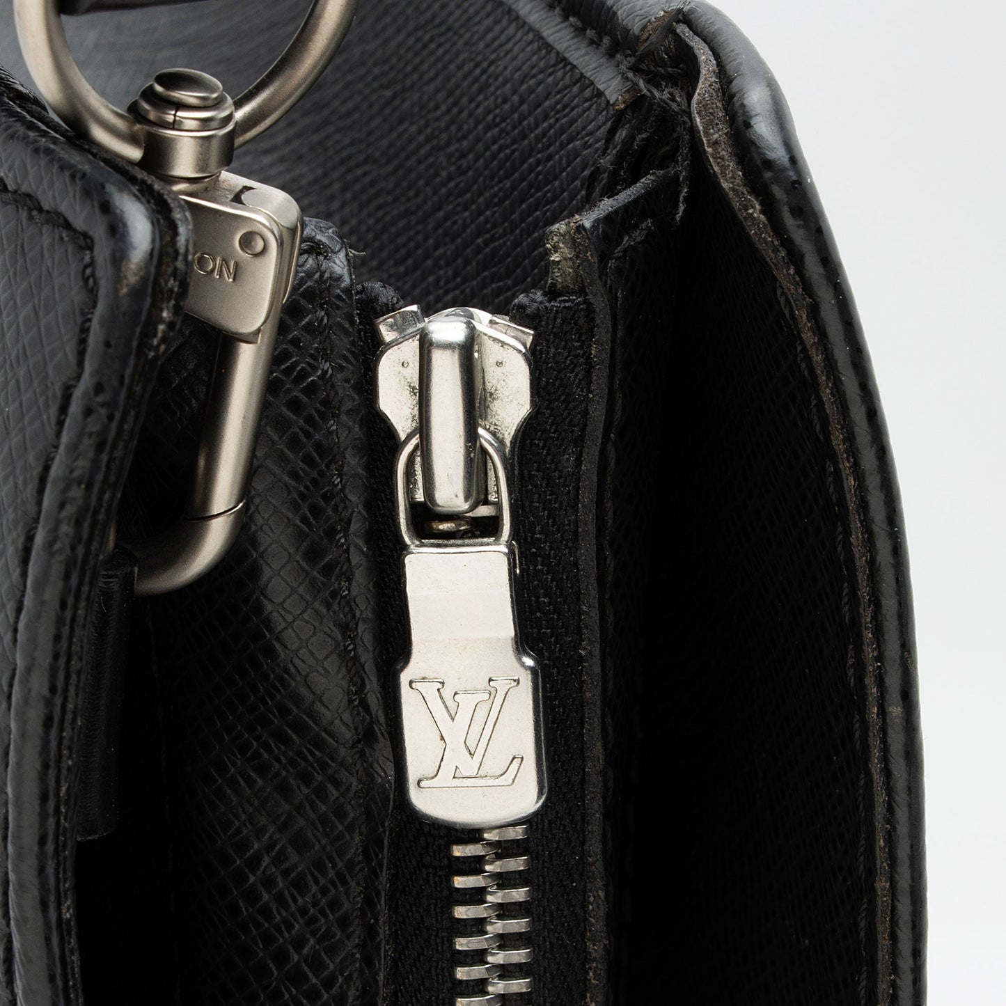 Louis Vuitton Taiga Leather Lozan Briefcase (SHF-9OeHvp)