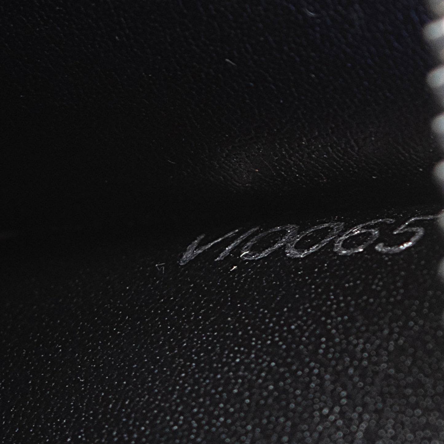 Louis Vuitton Taiga Leather Lozan Briefcase (SHF-9OeHvp)