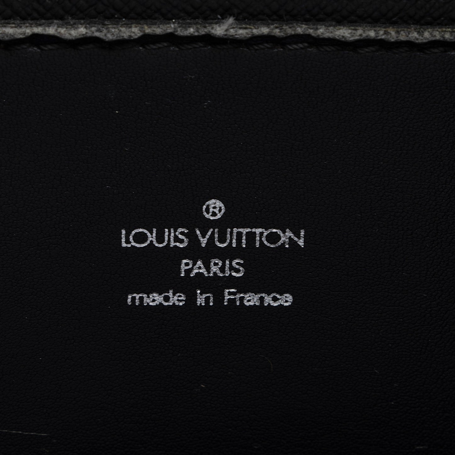 Louis Vuitton Taiga Leather Lozan Briefcase (SHF-9OeHvp)