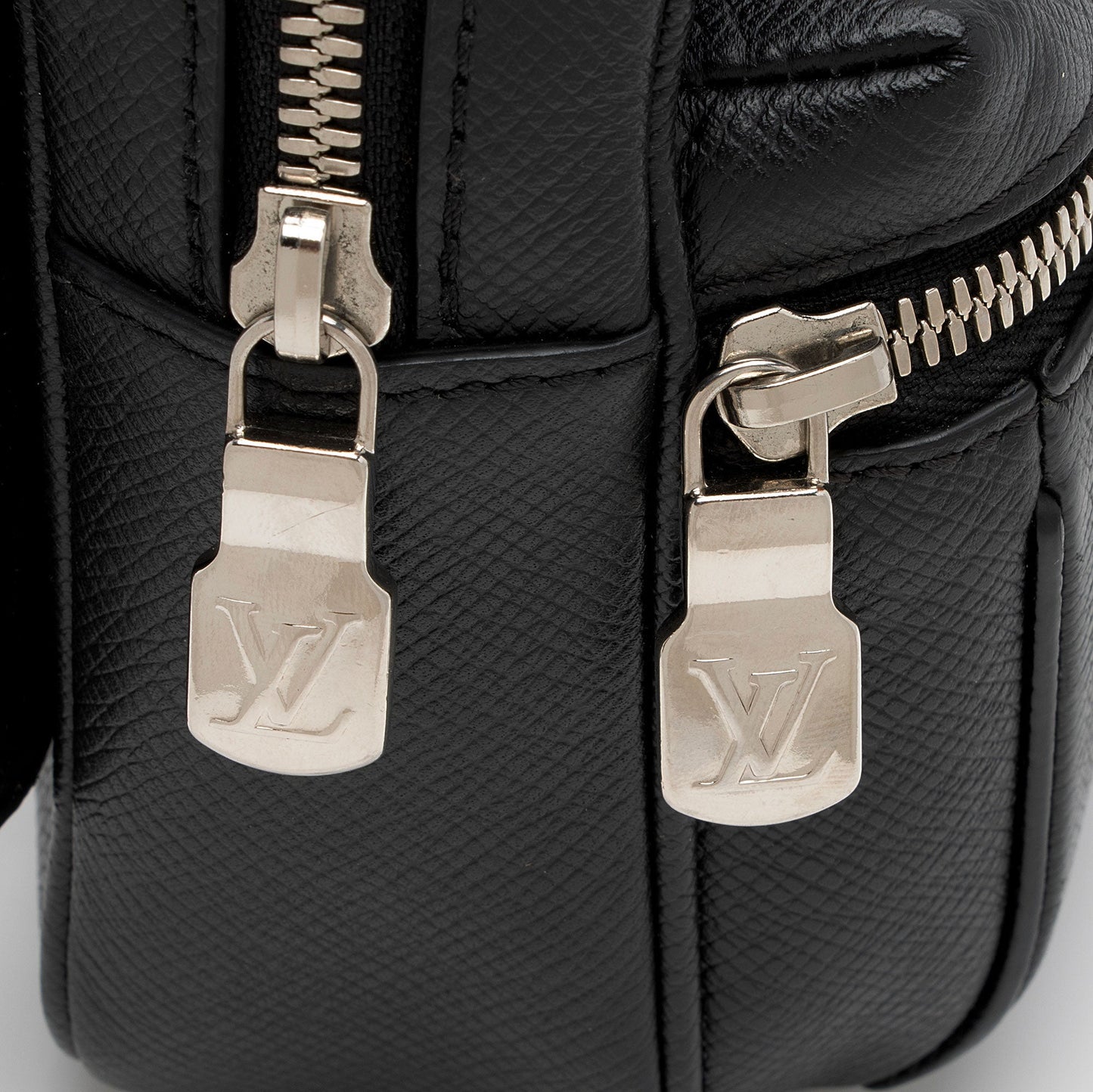 Louis Vuitton Taiga Leather Outdoor Bumbag (SHF-8TztVF)