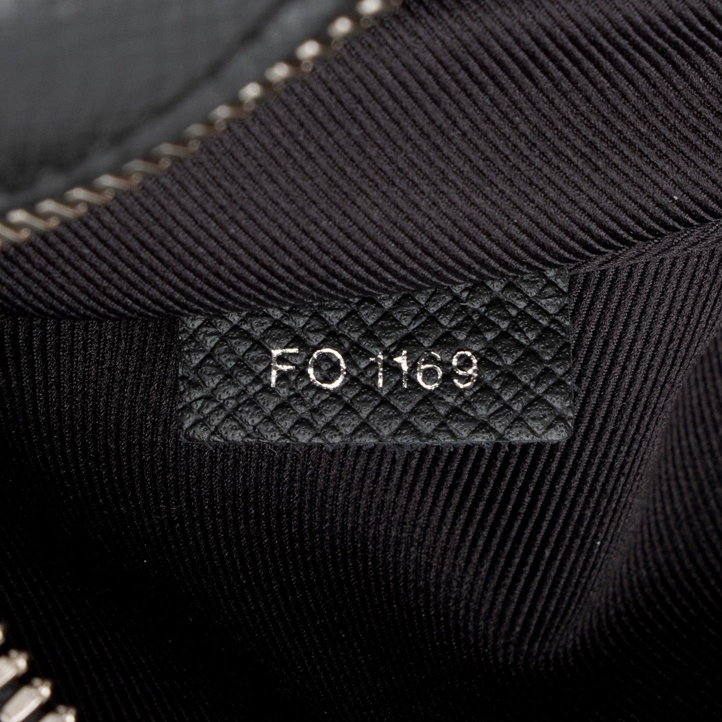 Louis Vuitton Taiga Leather Outdoor Bumbag (SHF-8TztVF)