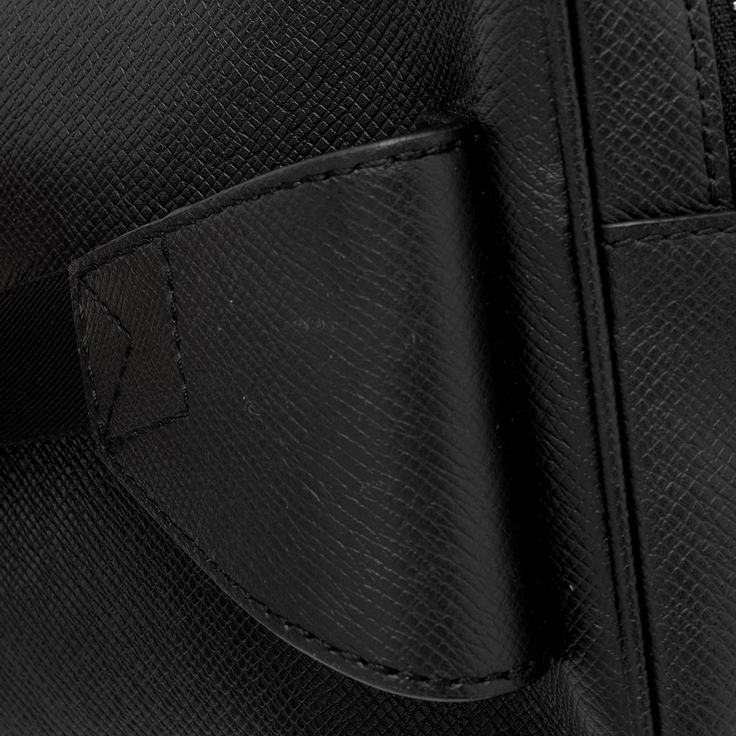 Louis Vuitton Taiga Leather Outdoor Bumbag (SHF-8TztVF)