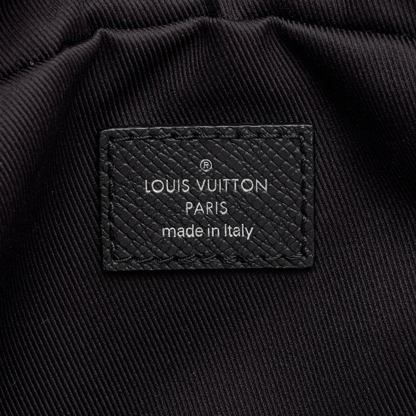 Louis Vuitton Taiga Leather Outdoor Bumbag (SHF-8TztVF)