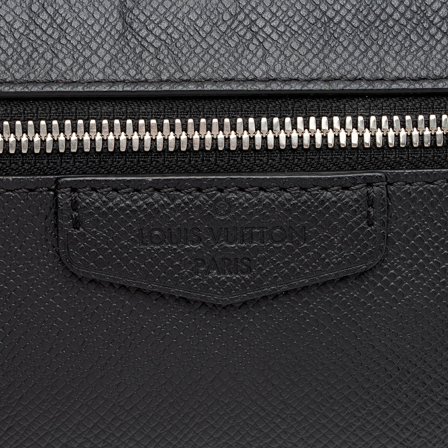 Louis Vuitton Taiga Leather Outdoor Bumbag (SHF-8TztVF)