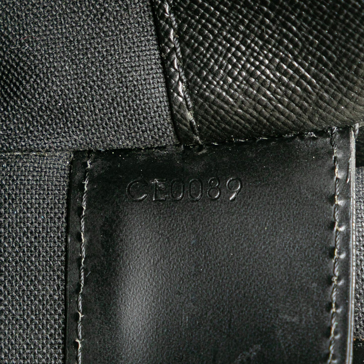 Louis Vuitton Taiga Minuto