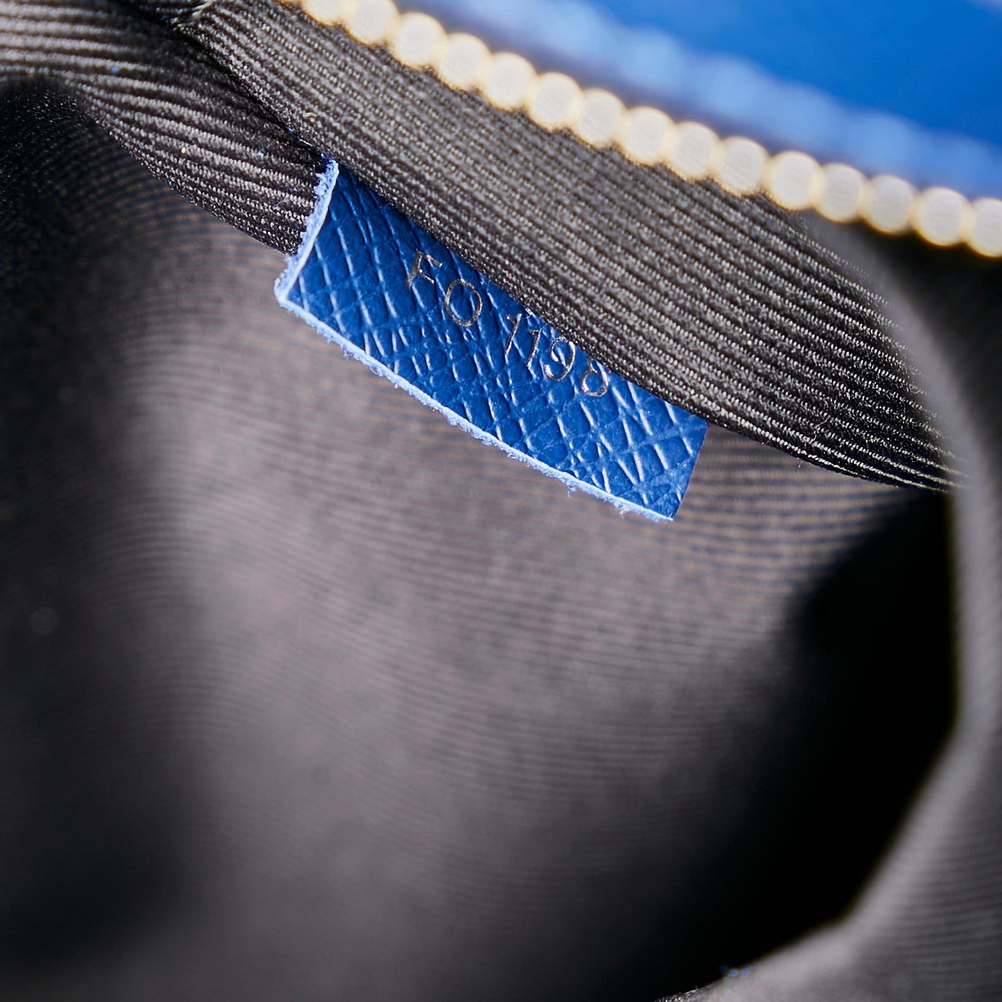 Louis Vuitton Taiga Outdoor Messenger PM (SHG-vJX5mm)