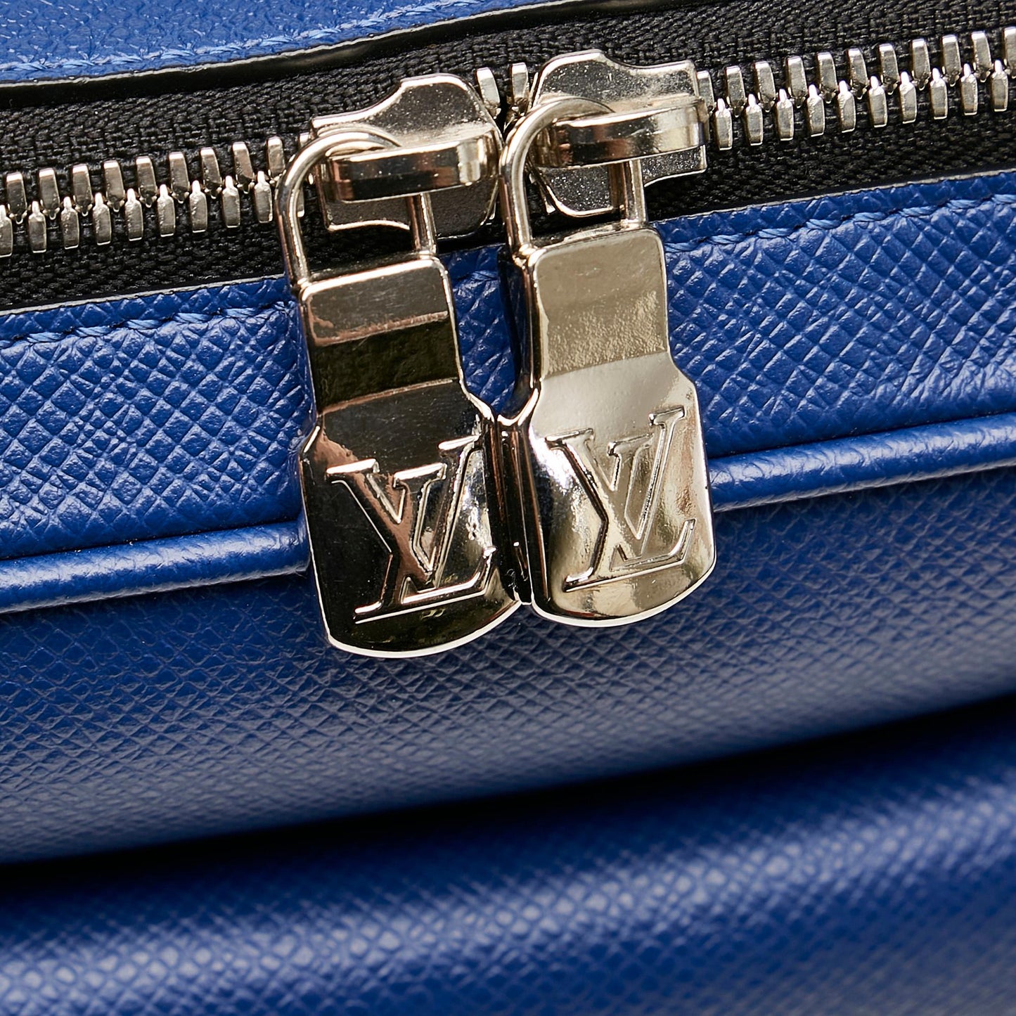 Louis Vuitton Taiga Outdoor Messenger PM (SHG-vJX5mm)