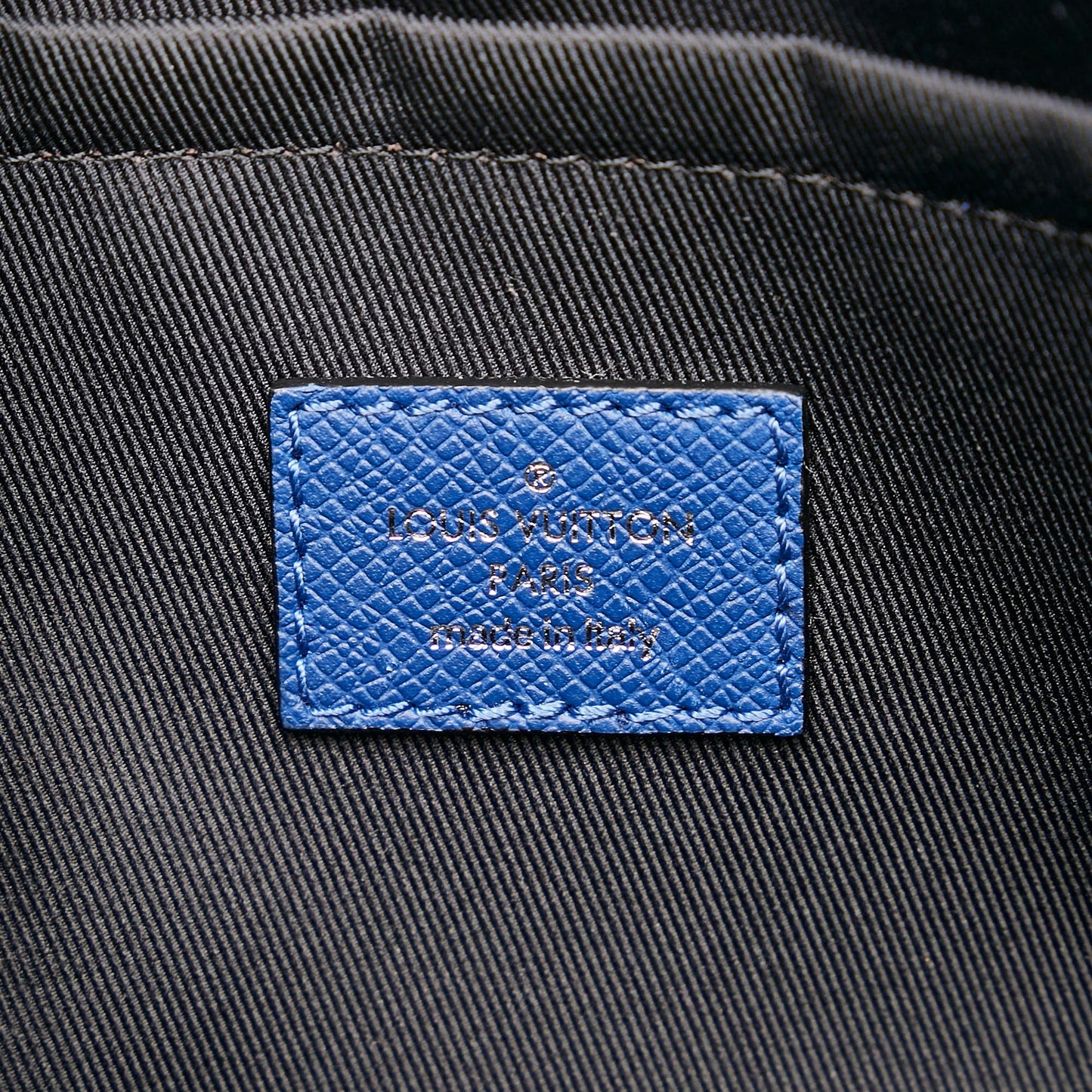 Louis Vuitton Taiga Outdoor Messenger PM (SHG-vJX5mm)