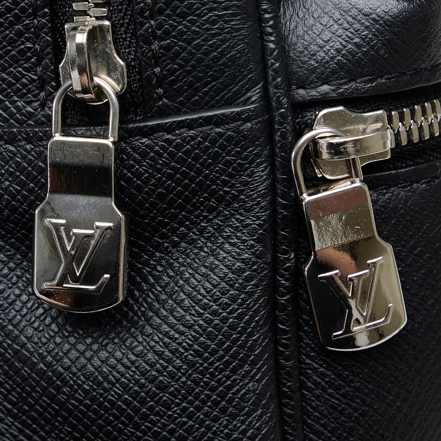 Louis Vuitton Taiga Outdoor Messenger (SHG-KGIqgl)