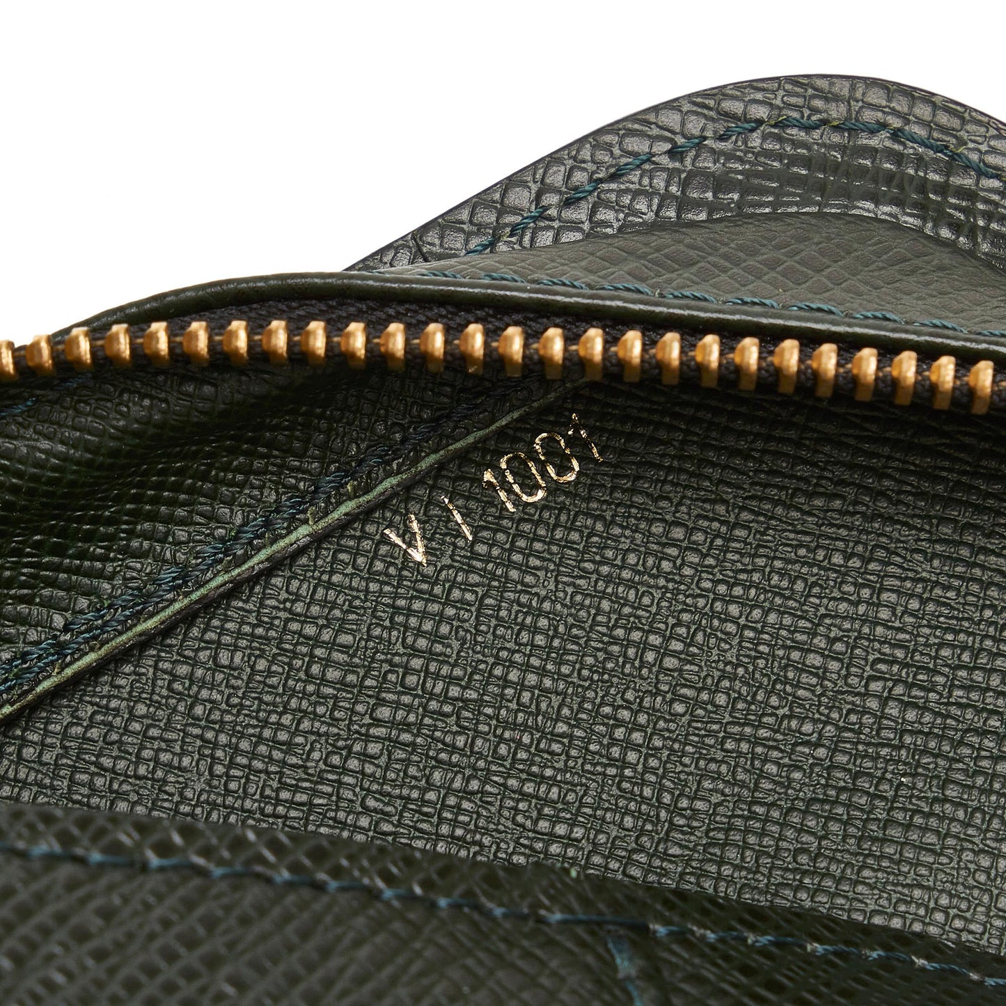 Louis Vuitton Taiga Pochette Baikal (SHG-LpJrgk)