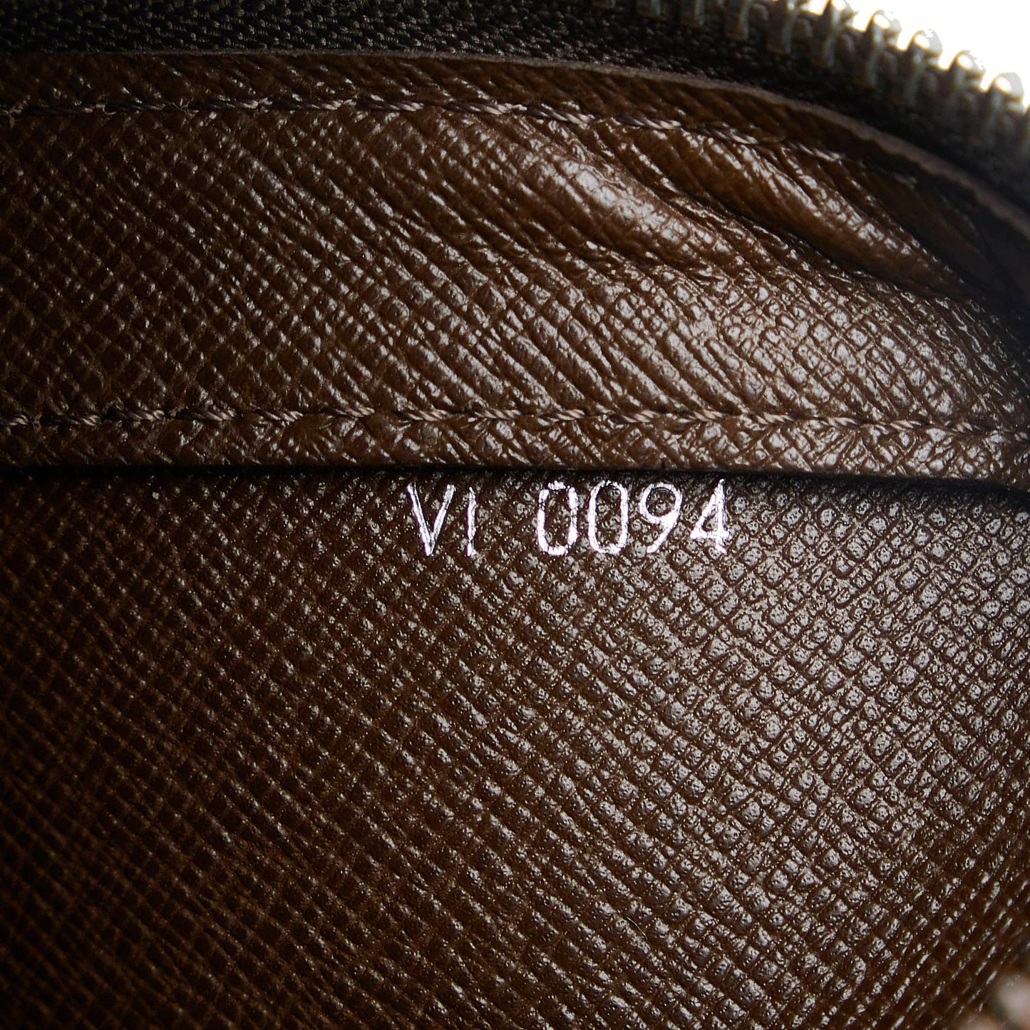Louis Vuitton Taiga Pochette Baikal (SHG-hxtiT9)