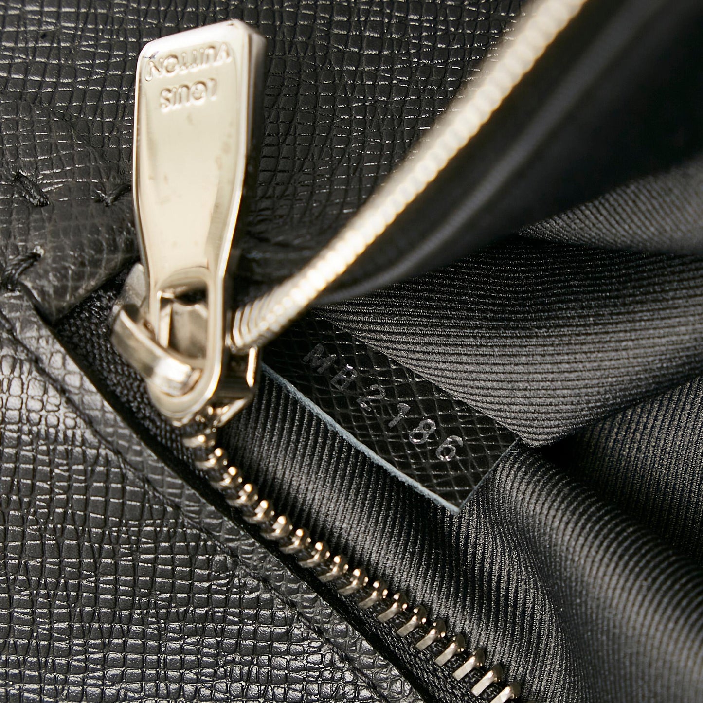 Louis Vuitton Taiga Porte Documents Slim Laptop Bag (SHG-32784)