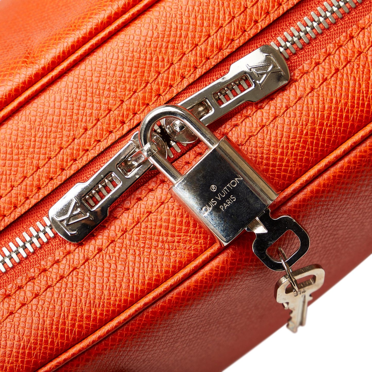 Louis Vuitton Taiga Porte-Documents Voyage PM (SHG-AP4Dey)