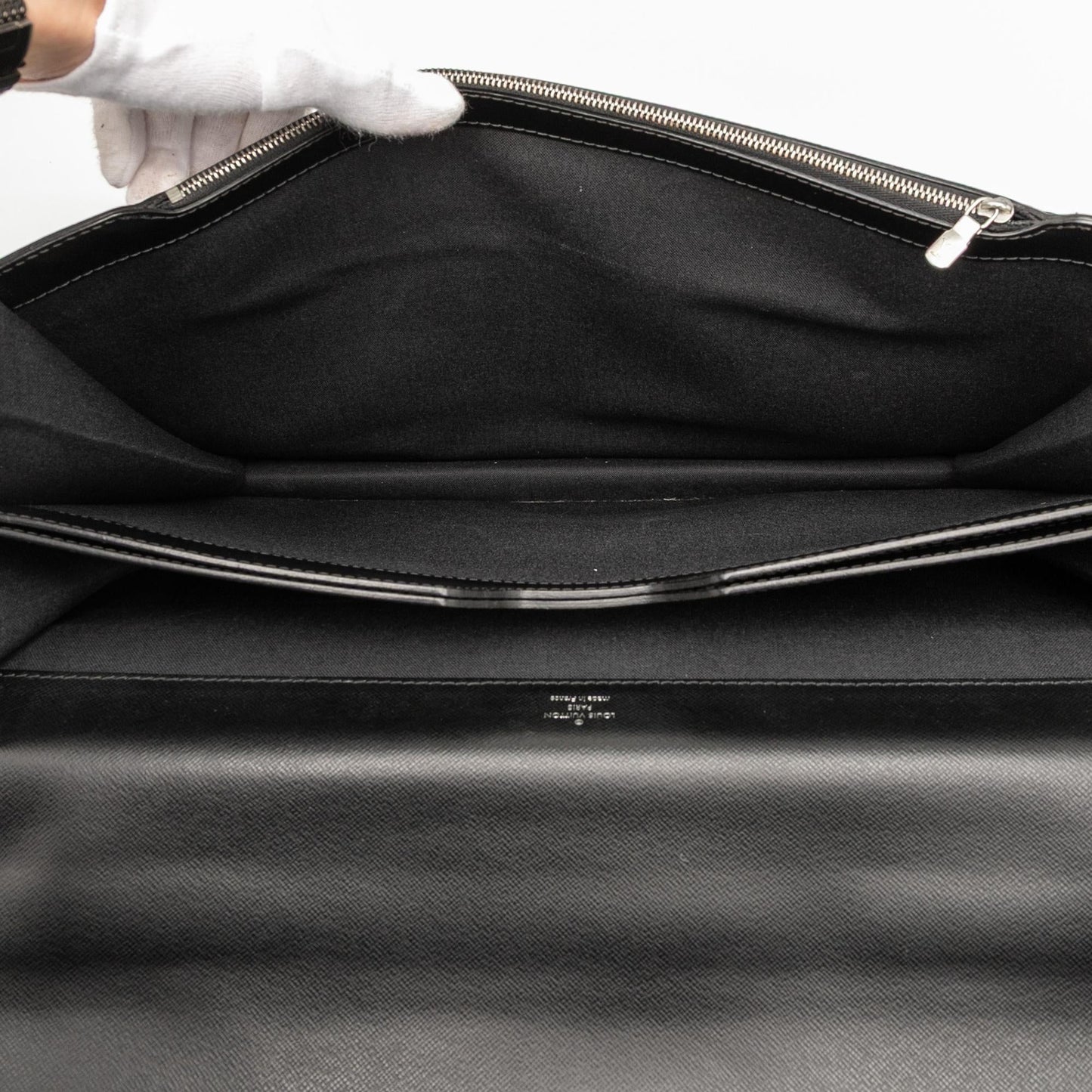 Louis Vuitton Taiga Robusto 2