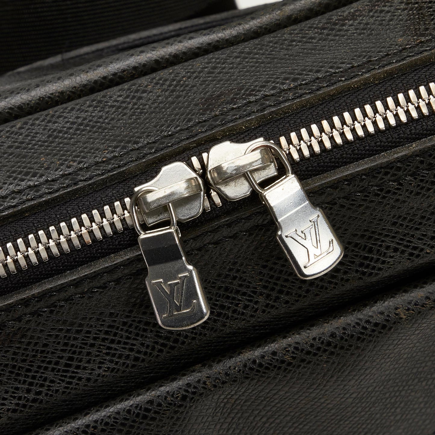 Louis Vuitton Taiga Sayan (SHG-dzbalD)