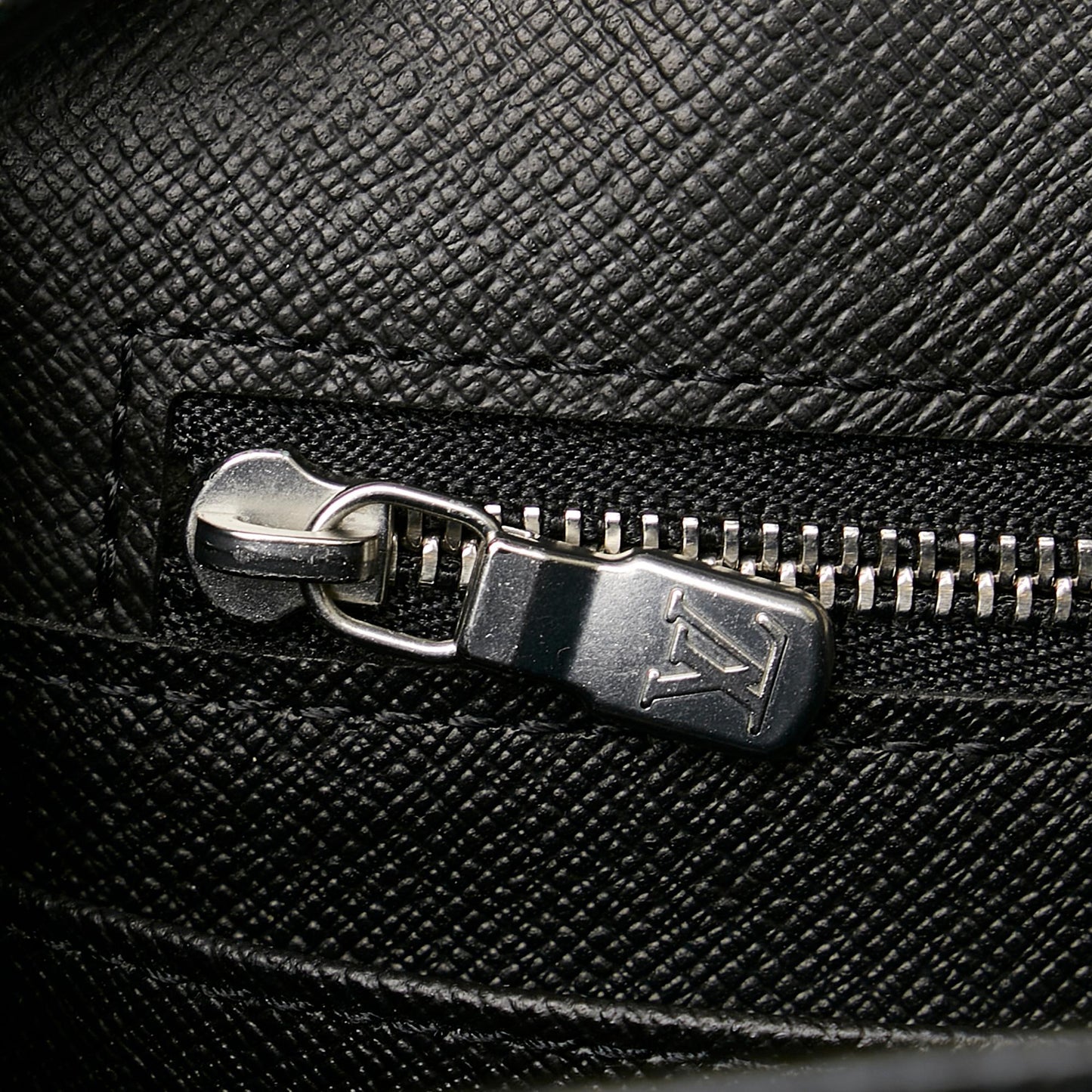 Louis Vuitton Taiga Selenga (SHG-kkI6hN)