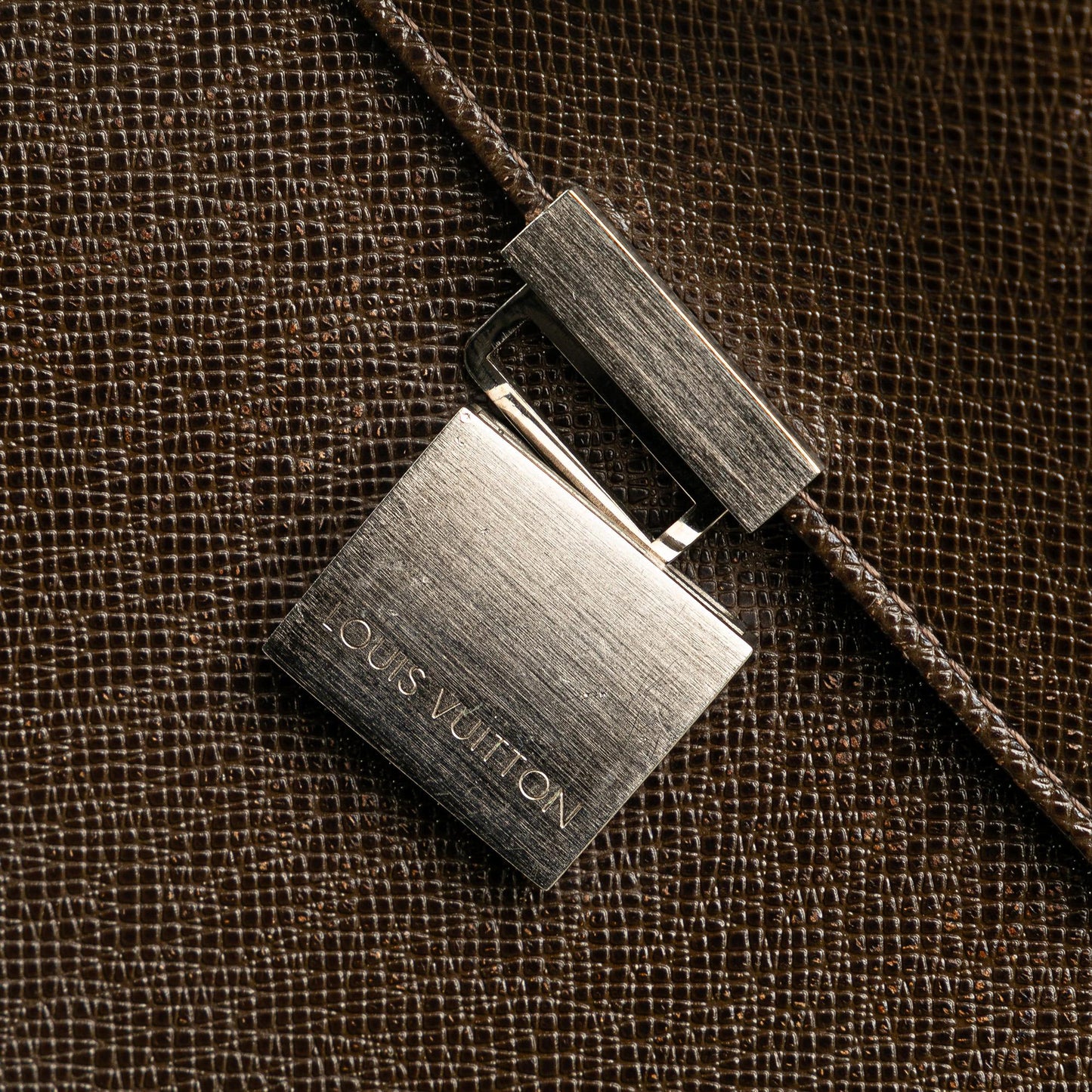 Louis Vuitton Taiga Selenga (SHG-sr5oLY)