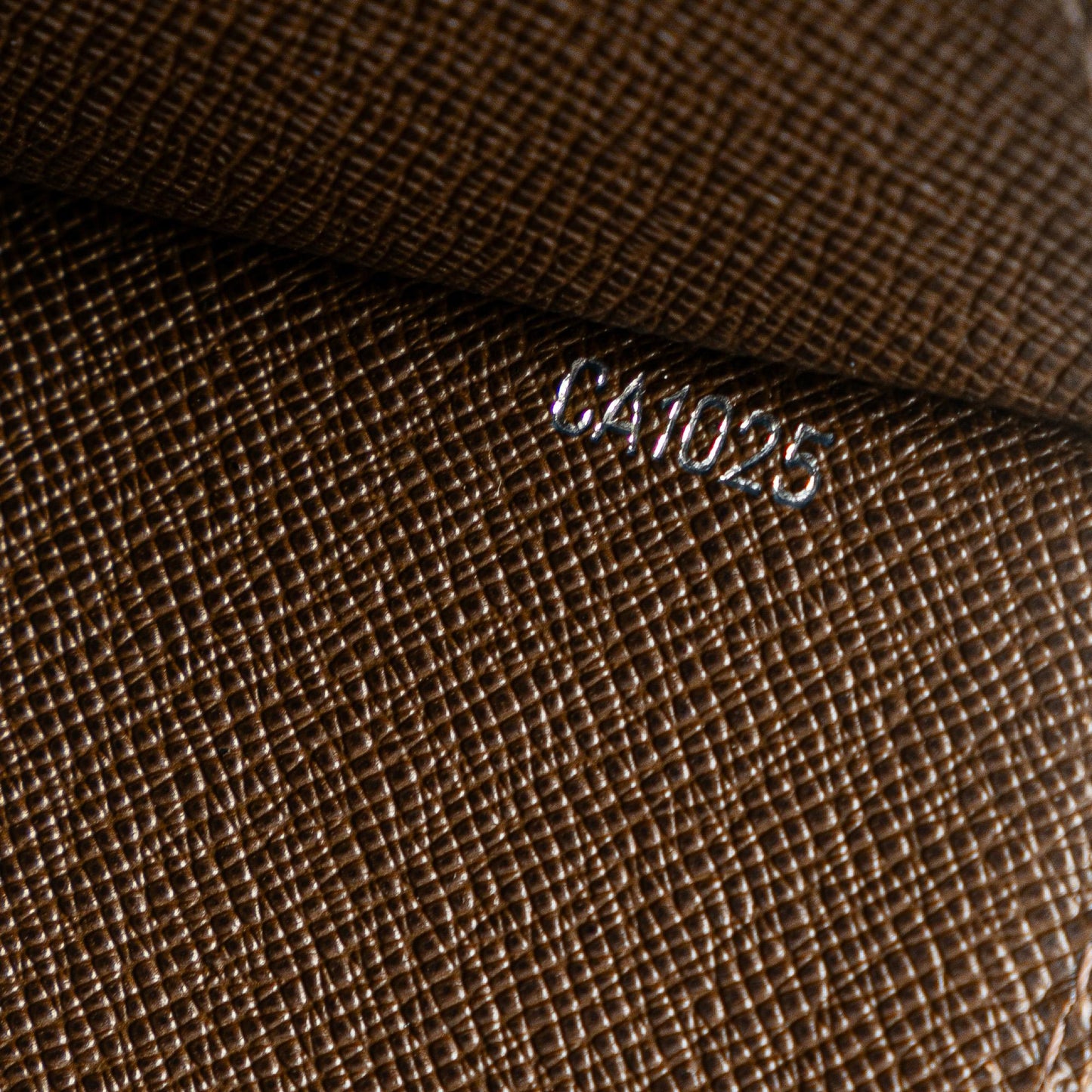 Louis Vuitton Taiga Selenga (SHG-sr5oLY)