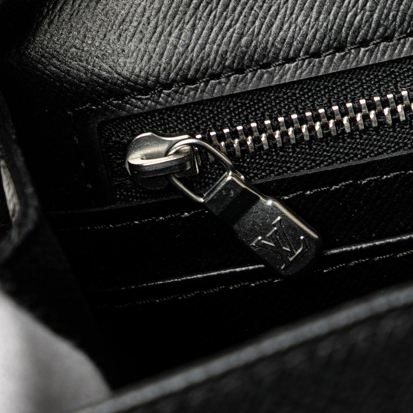 Louis Vuitton Taiga Selenga