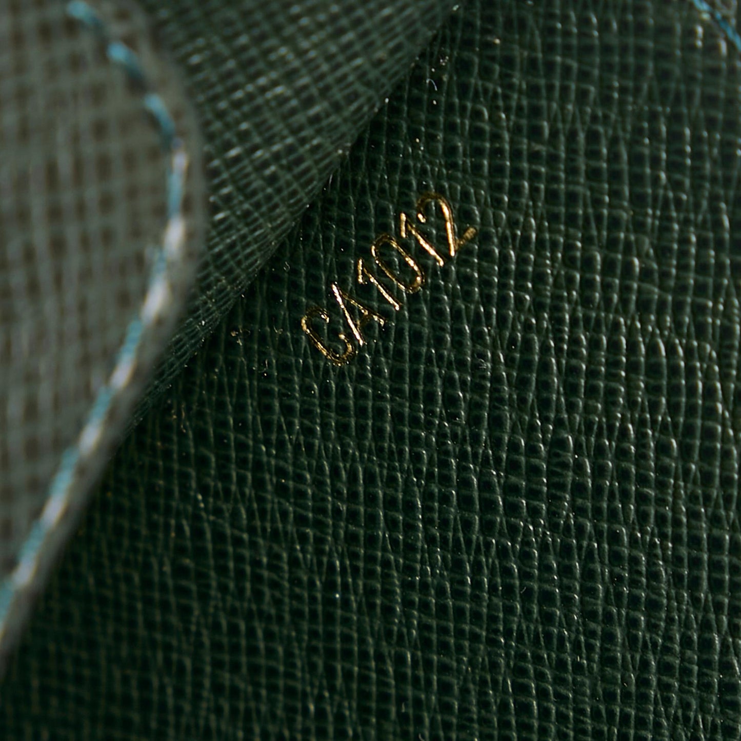 Louis Vuitton Taiga Selenge (SHG-XwKa9Q)