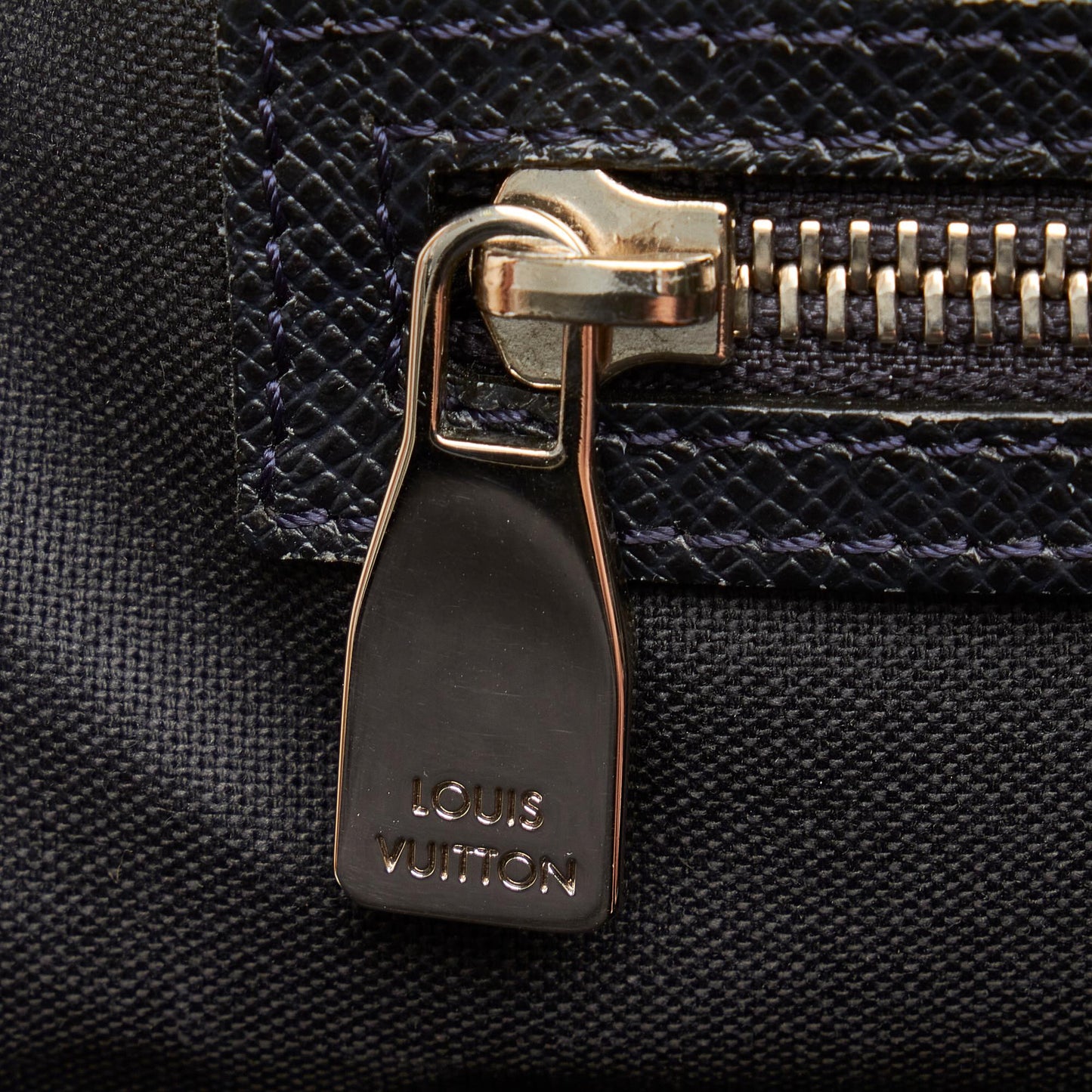 Louis Vuitton Taiga Vassili PM (SHG-25520)