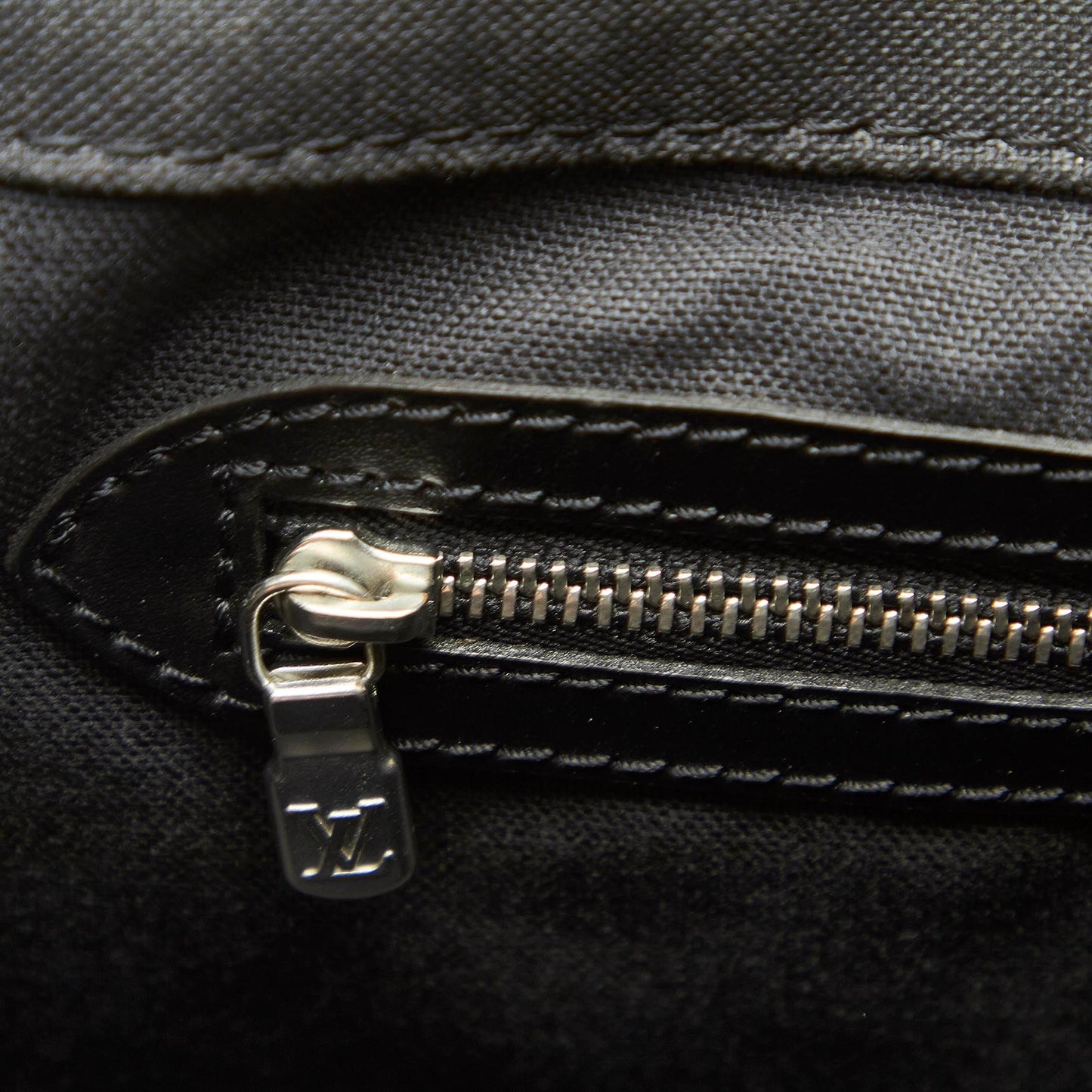Louis Vuitton Taiga Viktor (SHG-32143)
