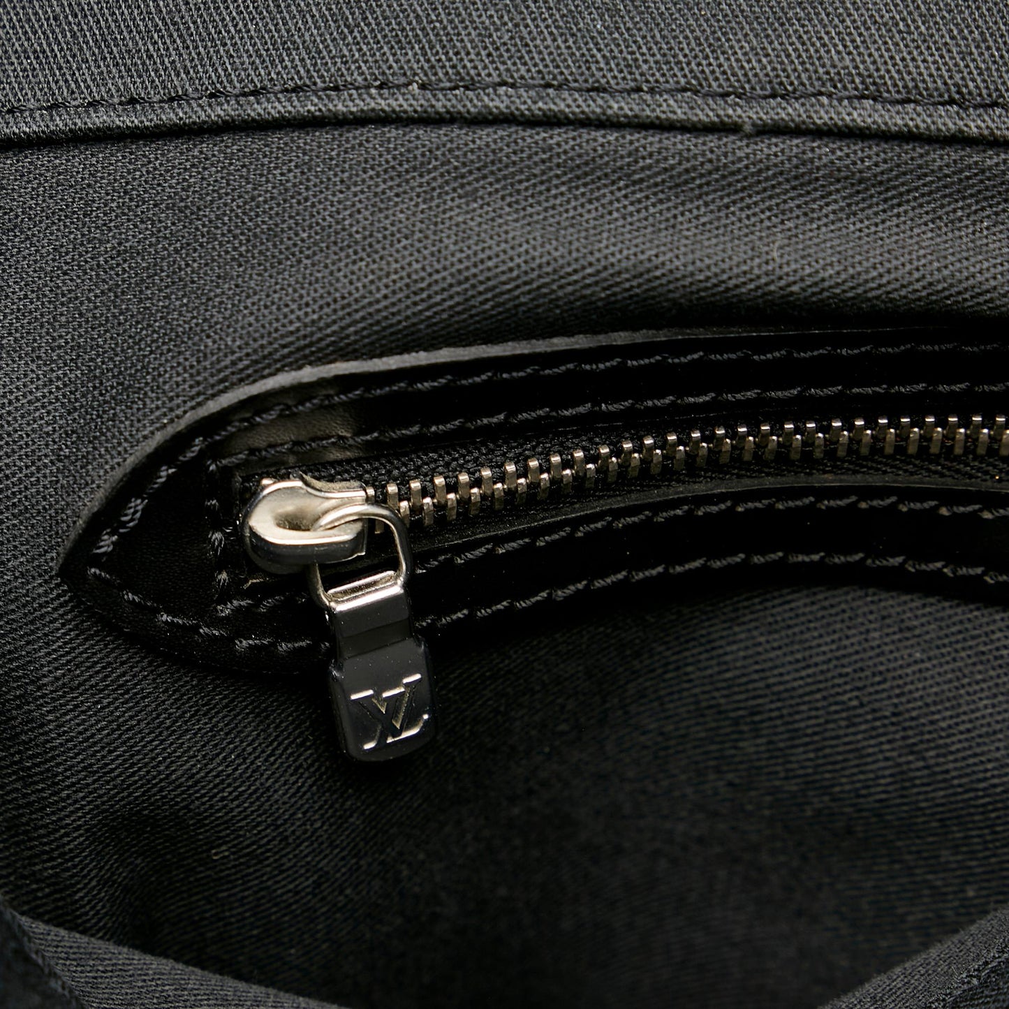 Louis Vuitton Taiga Viktor (SHG-jHeQnK)