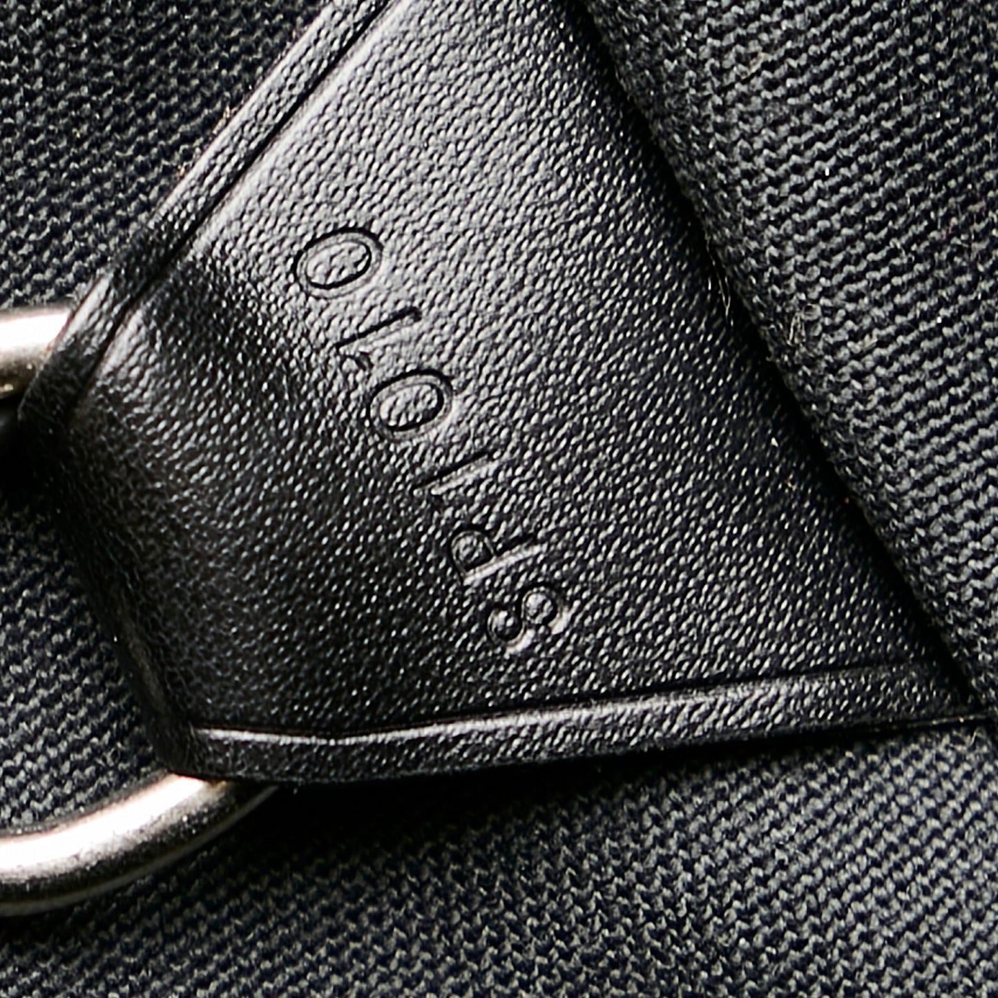 Louis Vuitton Taiga Yaranga (SHG-25474)