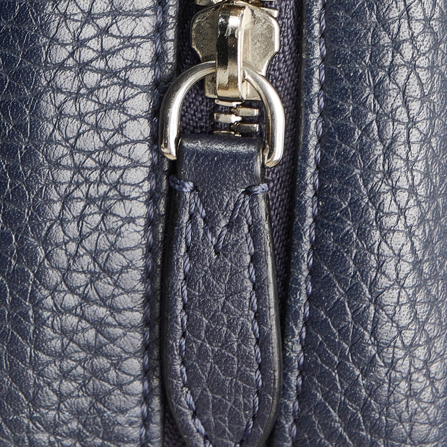 Louis Vuitton Taurillon Danube LV Circle  PM (SHG-n3Hrmy)