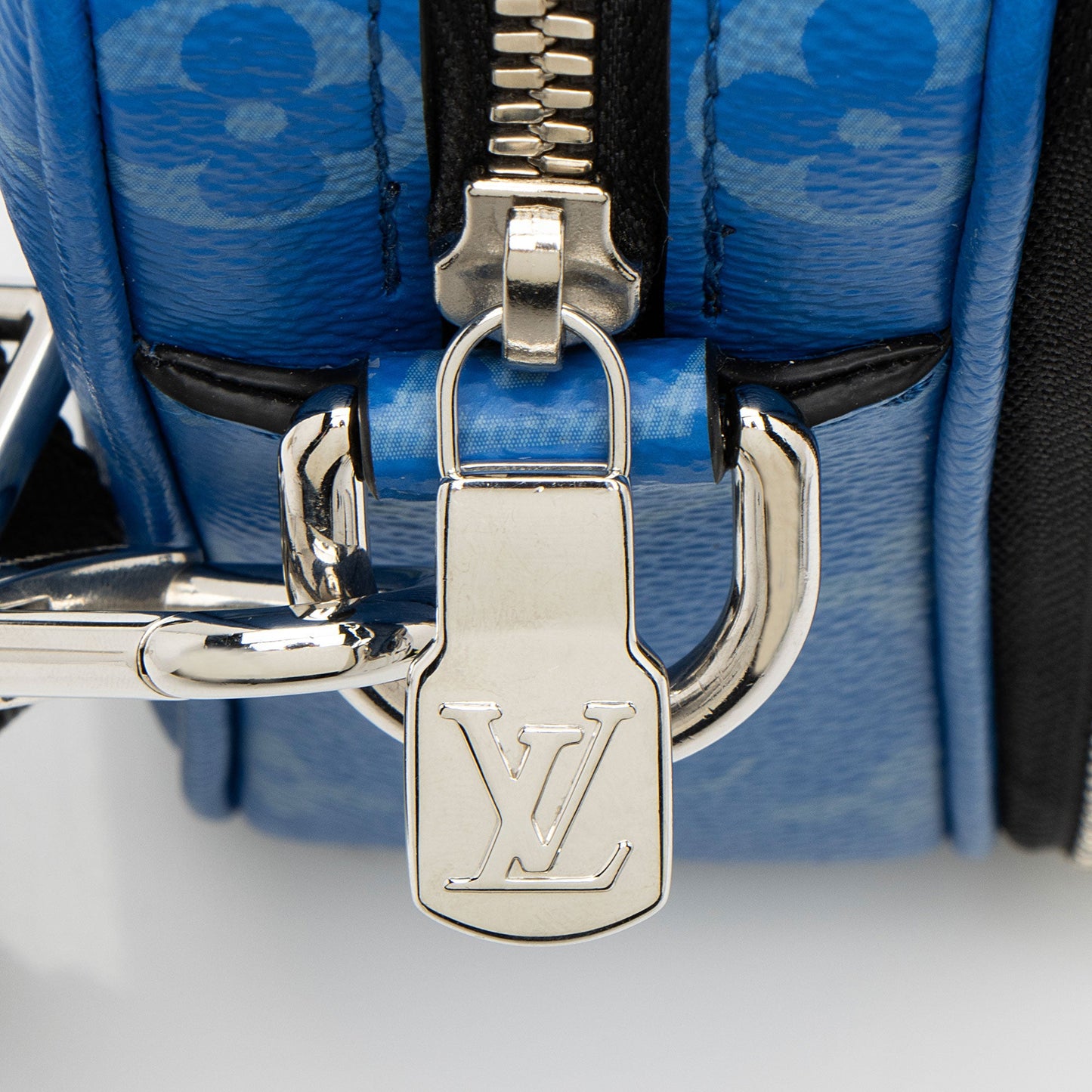 Louis Vuitton Taigarama Leather Alpha Messenger (SHF-TACnOz)