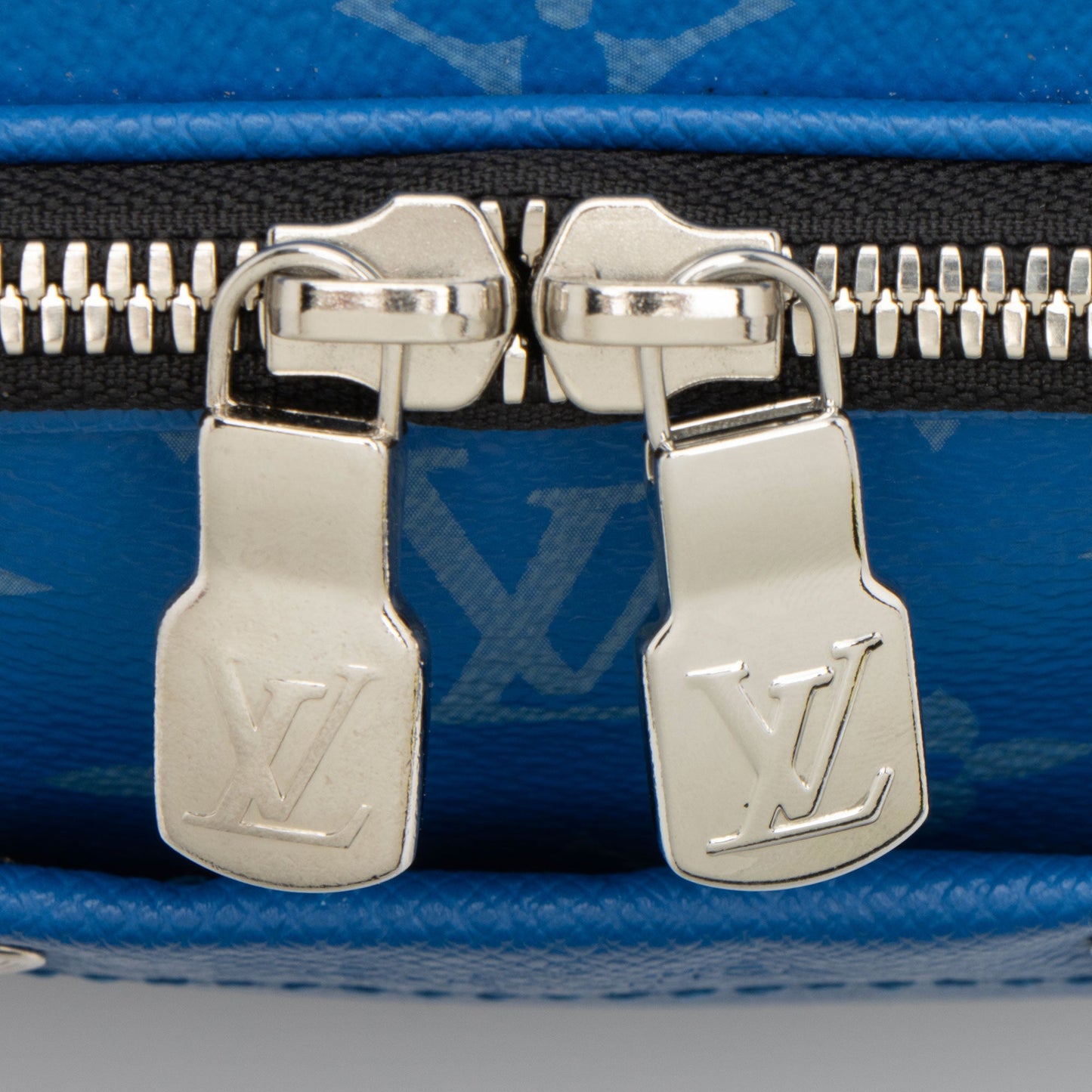 Louis Vuitton Taigarama Leather Alpha Messenger (SHF-TACnOz)