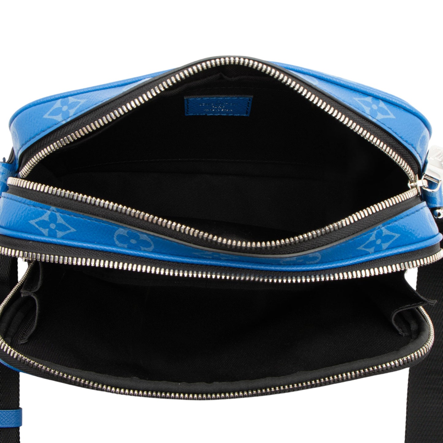 Louis Vuitton Taigarama Leather Alpha Messenger (SHF-TACnOz)