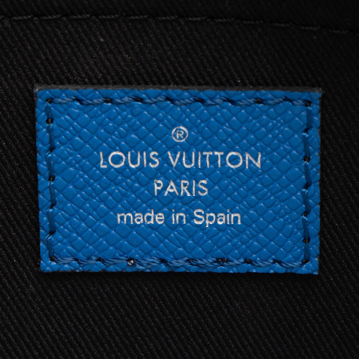 Louis Vuitton Taigarama Leather Alpha Messenger (SHF-TACnOz)