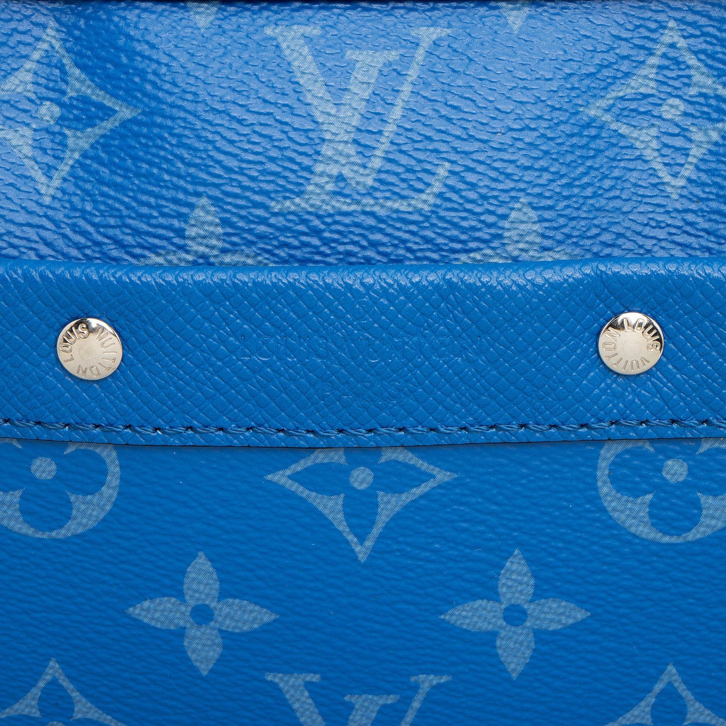 Louis Vuitton Taigarama Leather Alpha Messenger (SHF-TACnOz)