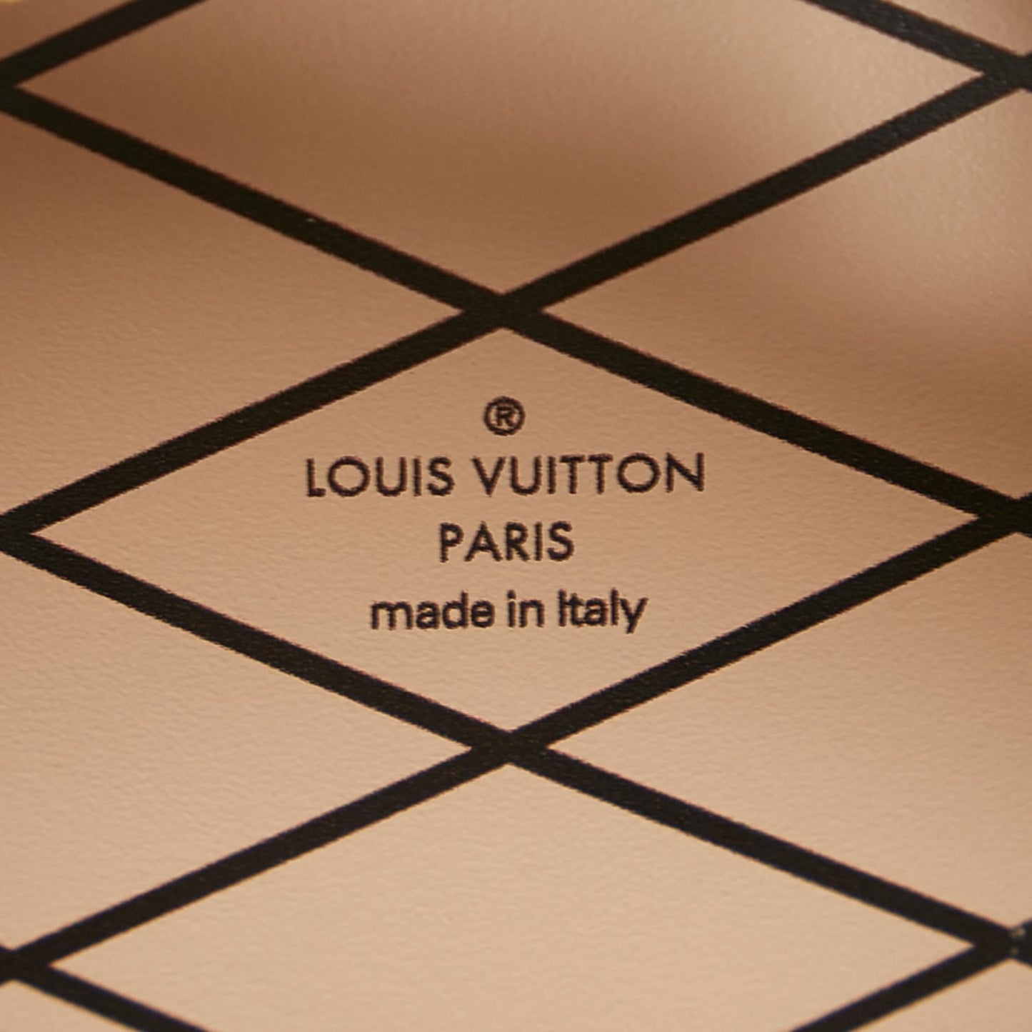 Louis Vuitton Vernis Mini Boite Chapeau Souple (SHG-Vfsh7Q)