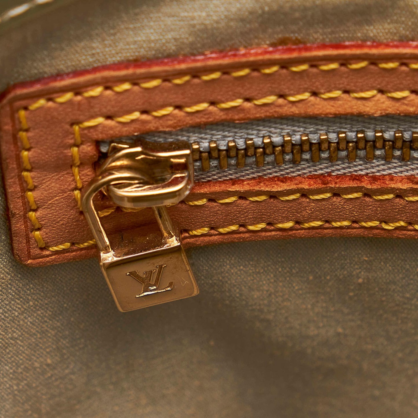 Louis Vuitton Vernis Reade MM (SHG-29706)