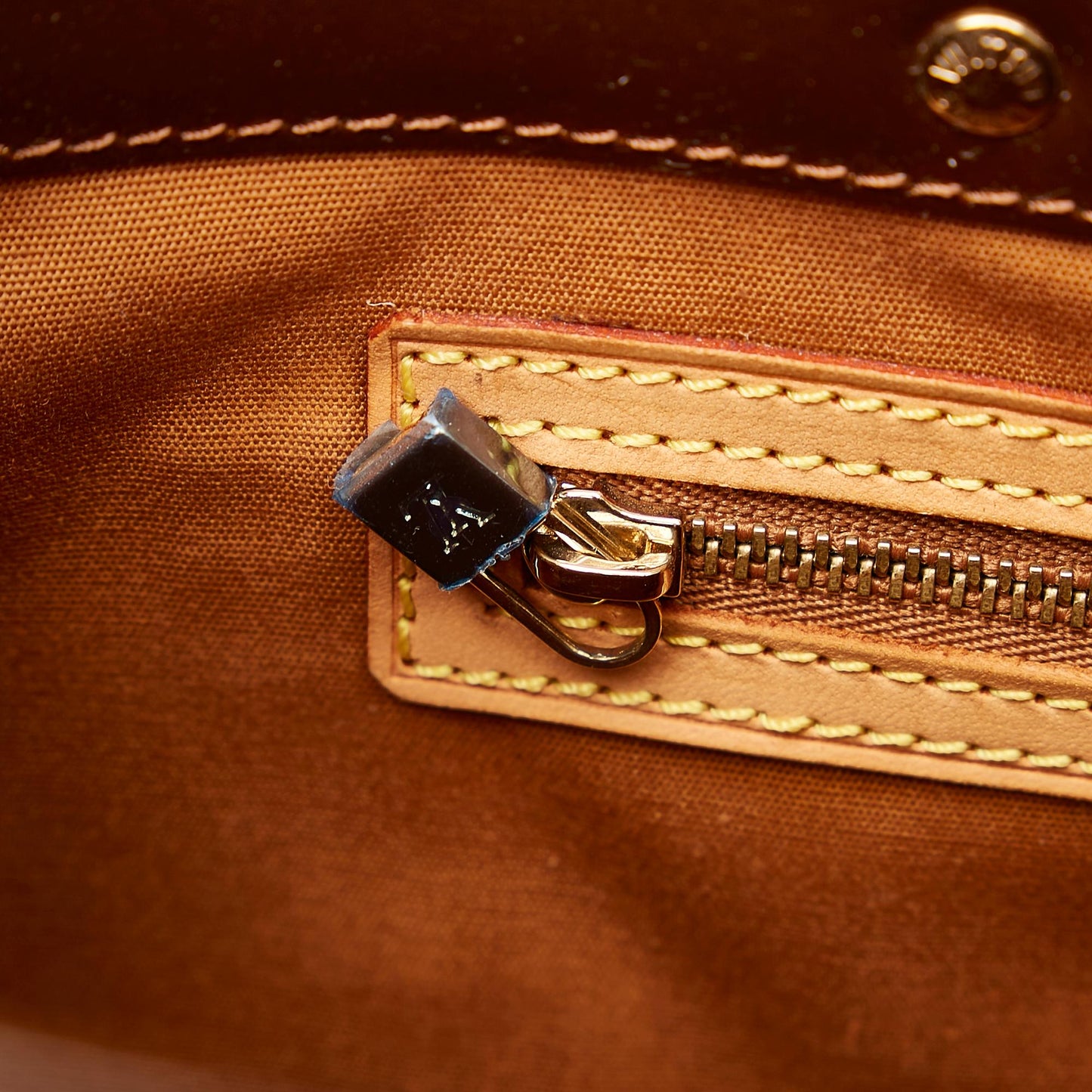 Louis Vuitton Vernis Reade MM (SHG-29767)