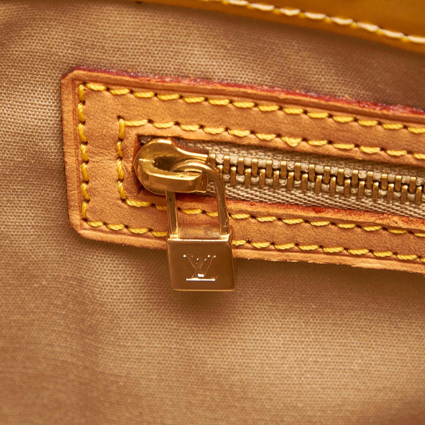 Louis Vuitton Vernis Reade MM (SHG-34331)